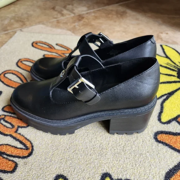 Ladies Black Shoes - Picture 3 of 5